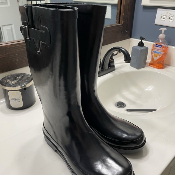 sugar brand rain boots. Size 9 fits 8 1/2. - Picture 3 of 4